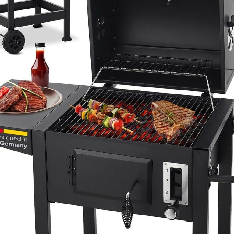 Ein Grill mit Fleischstücken, Spießen und BBQ-Sauce auf dem Tisch.