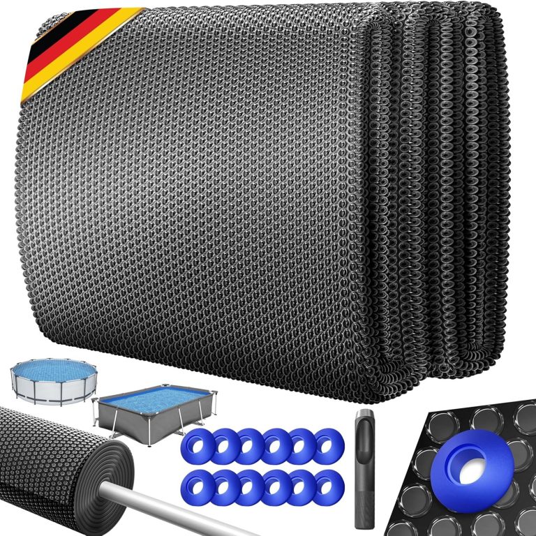 Schwarze Poolabdeckung mit Zubehör und deutscher Flagge.