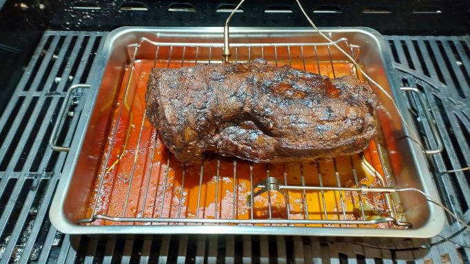 Braten in einer Grillpfanne mit Bratensaft, bei niedriger Hitze gegart.