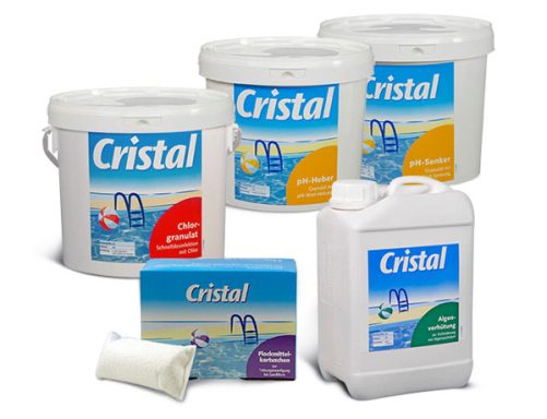 Vier verschiedene Behälter mit Cristal Pool-Reinigungssystem, weiß mit bunten Etiketten.