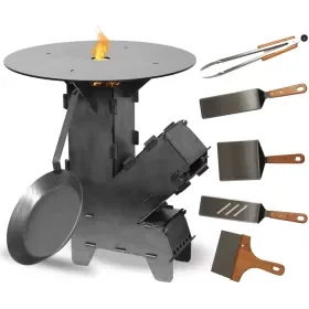 Campingkocher mit Grillplatte und Zubehör wie Zangen und Wender.