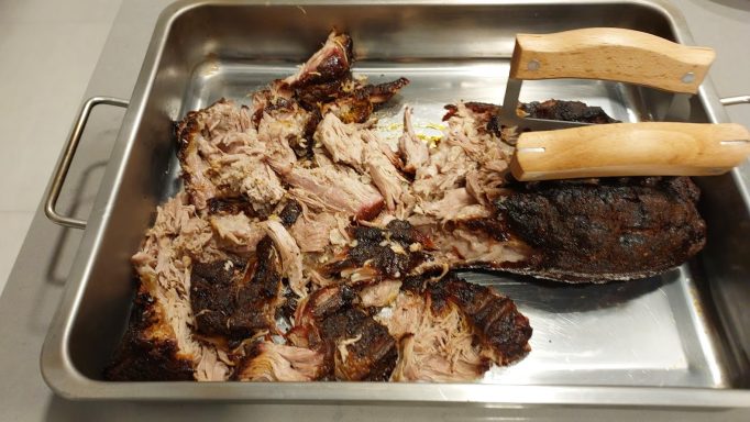 Zerfleddertes Fleisch in einer Metallschale mit Holzgriffen.