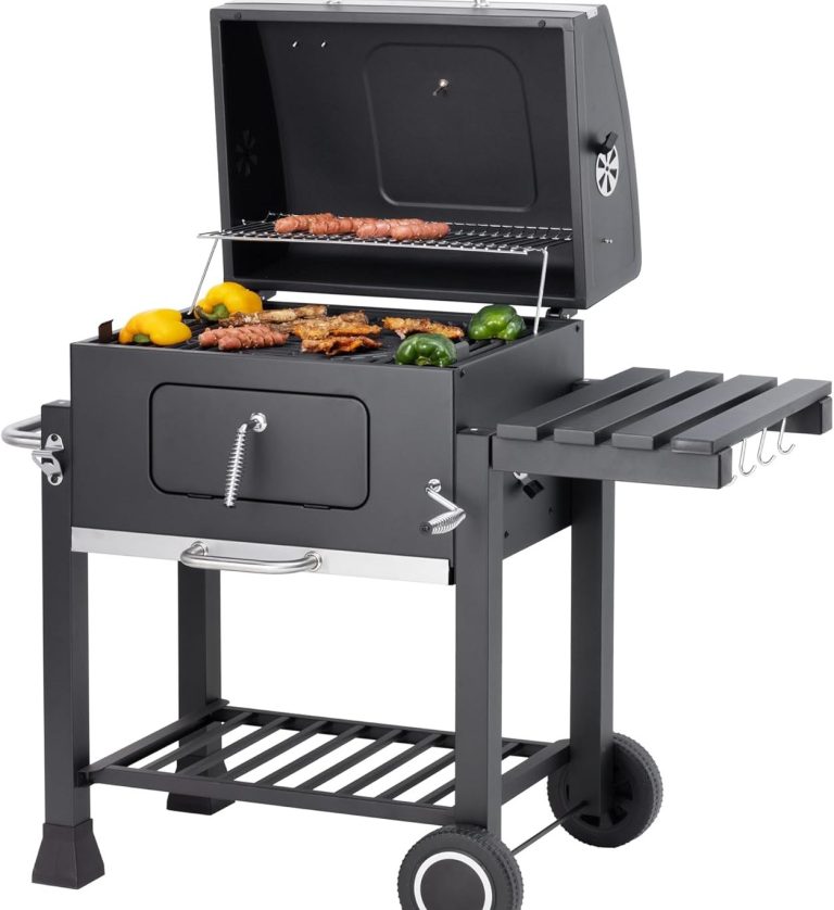 Holzkohlegrill mit offenem Deckel, gegrilltem Gemüse und Fleisch.